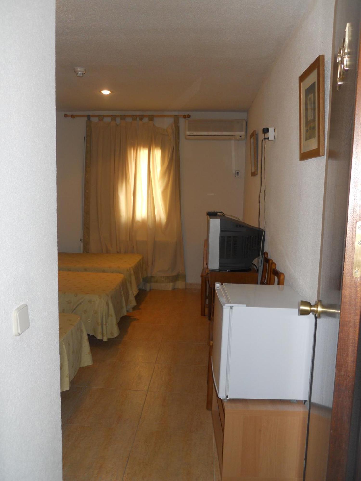 Hostal El Descanso มาดริด ภายนอก รูปภาพ