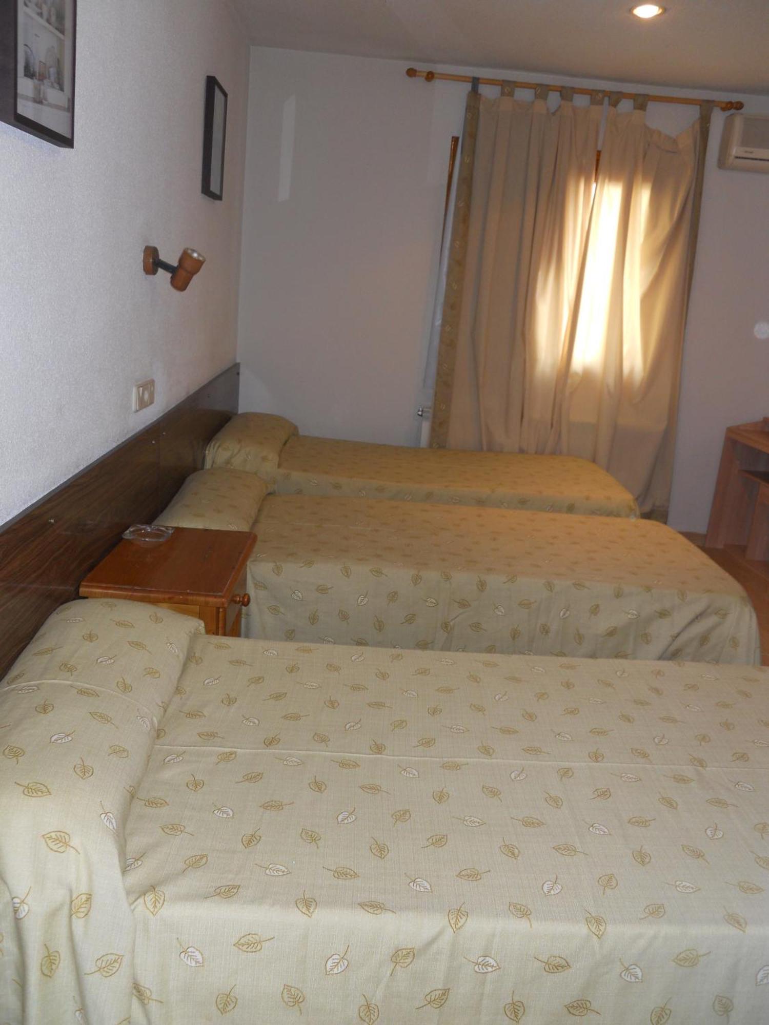 Hostal El Descanso มาดริด ภายนอก รูปภาพ