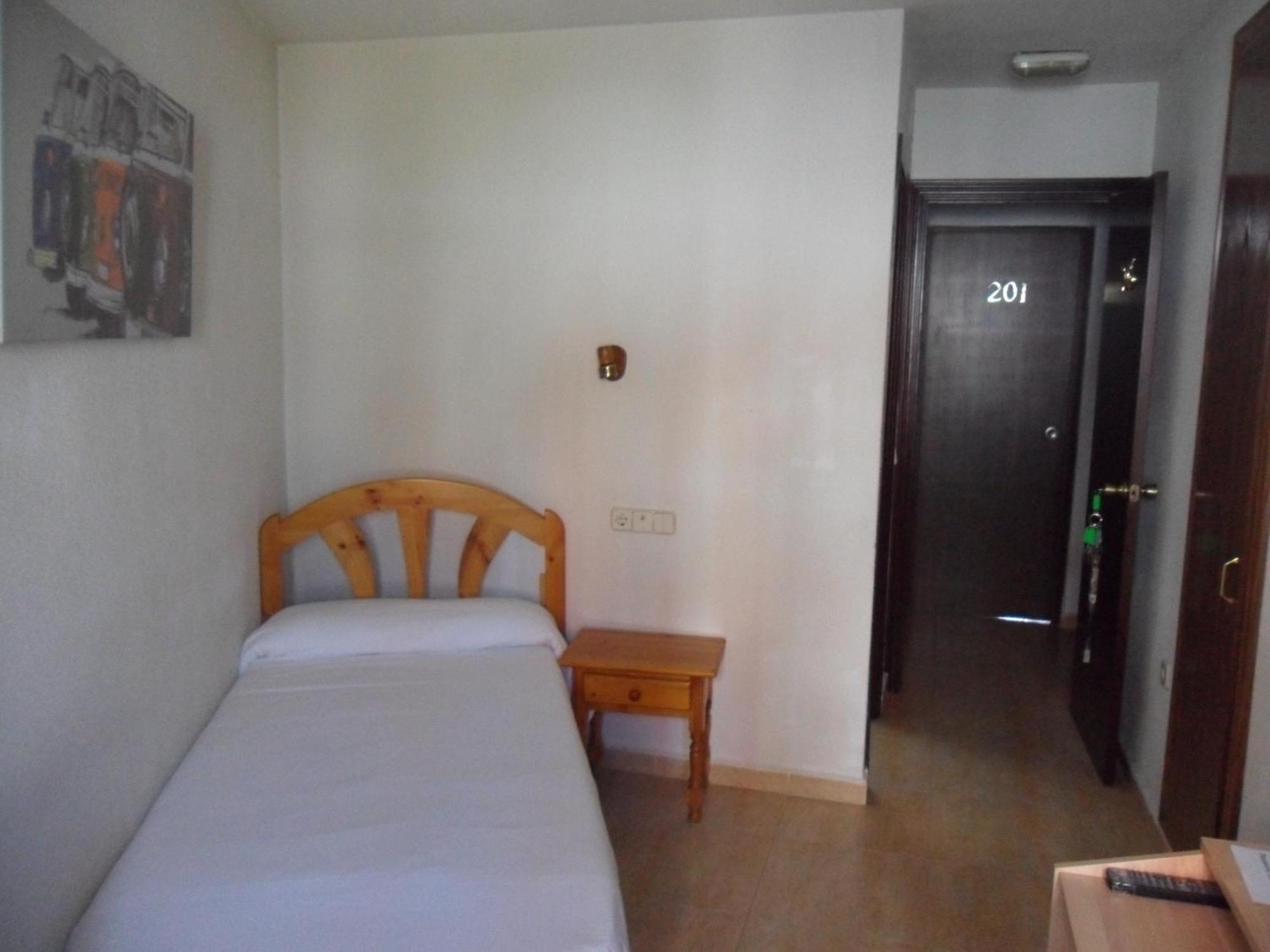 Hostal El Descanso มาดริด ภายนอก รูปภาพ