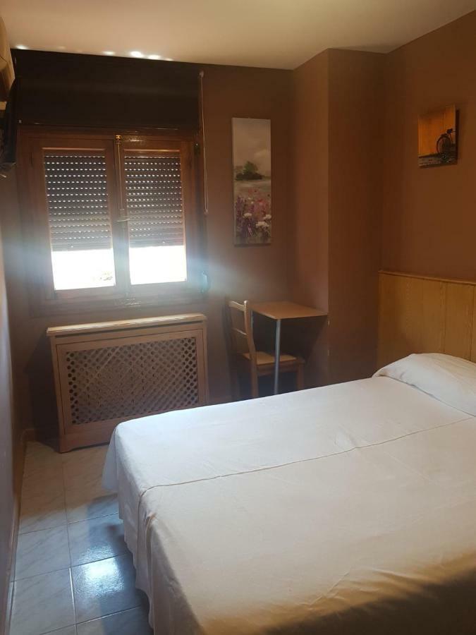 Hostal El Descanso มาดริด ภายนอก รูปภาพ