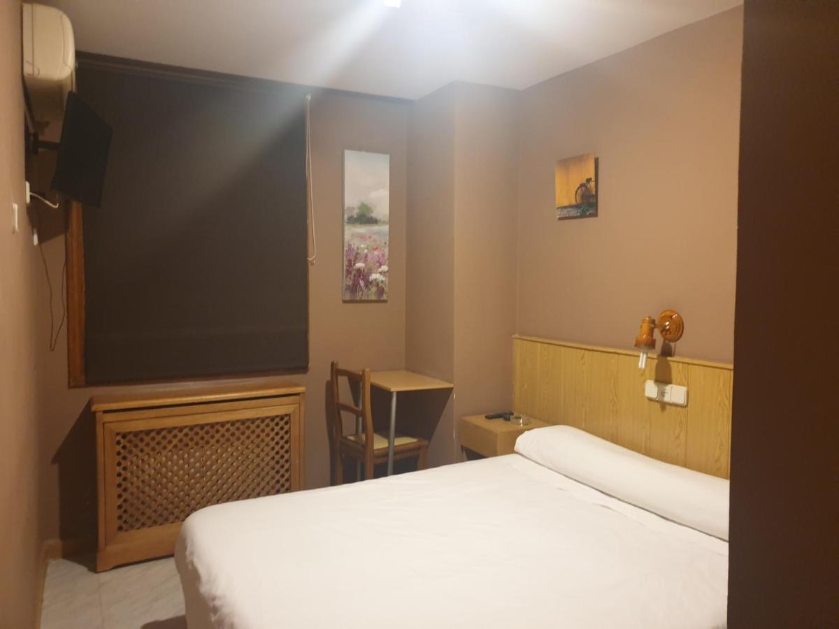 Hostal El Descanso มาดริด ภายนอก รูปภาพ