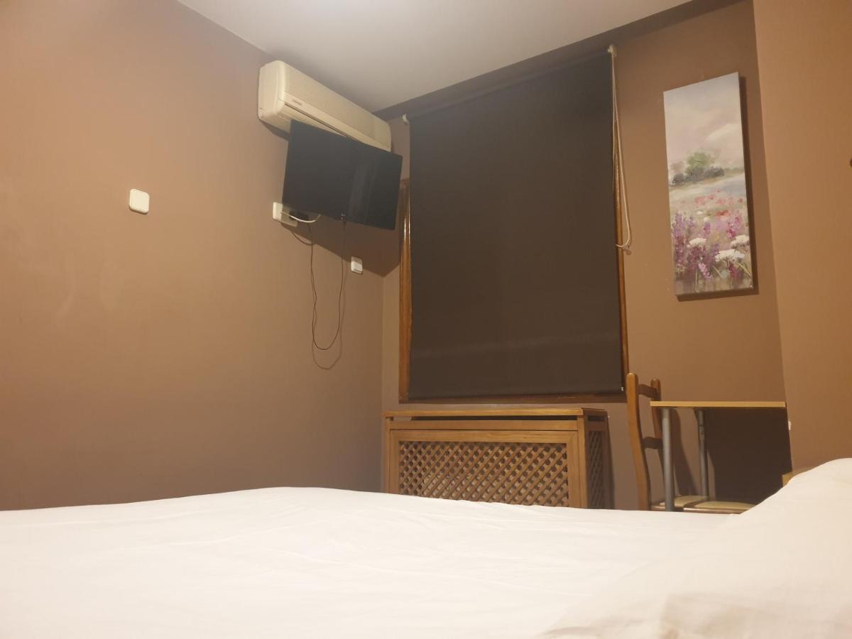 Hostal El Descanso มาดริด ภายนอก รูปภาพ